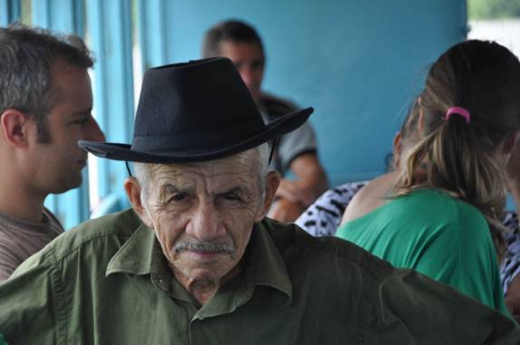 Passageiro em viagem pelo Rio Preguiças, entre Barreirinhas e Atins, nos Lençóis Maranhenses (MA)